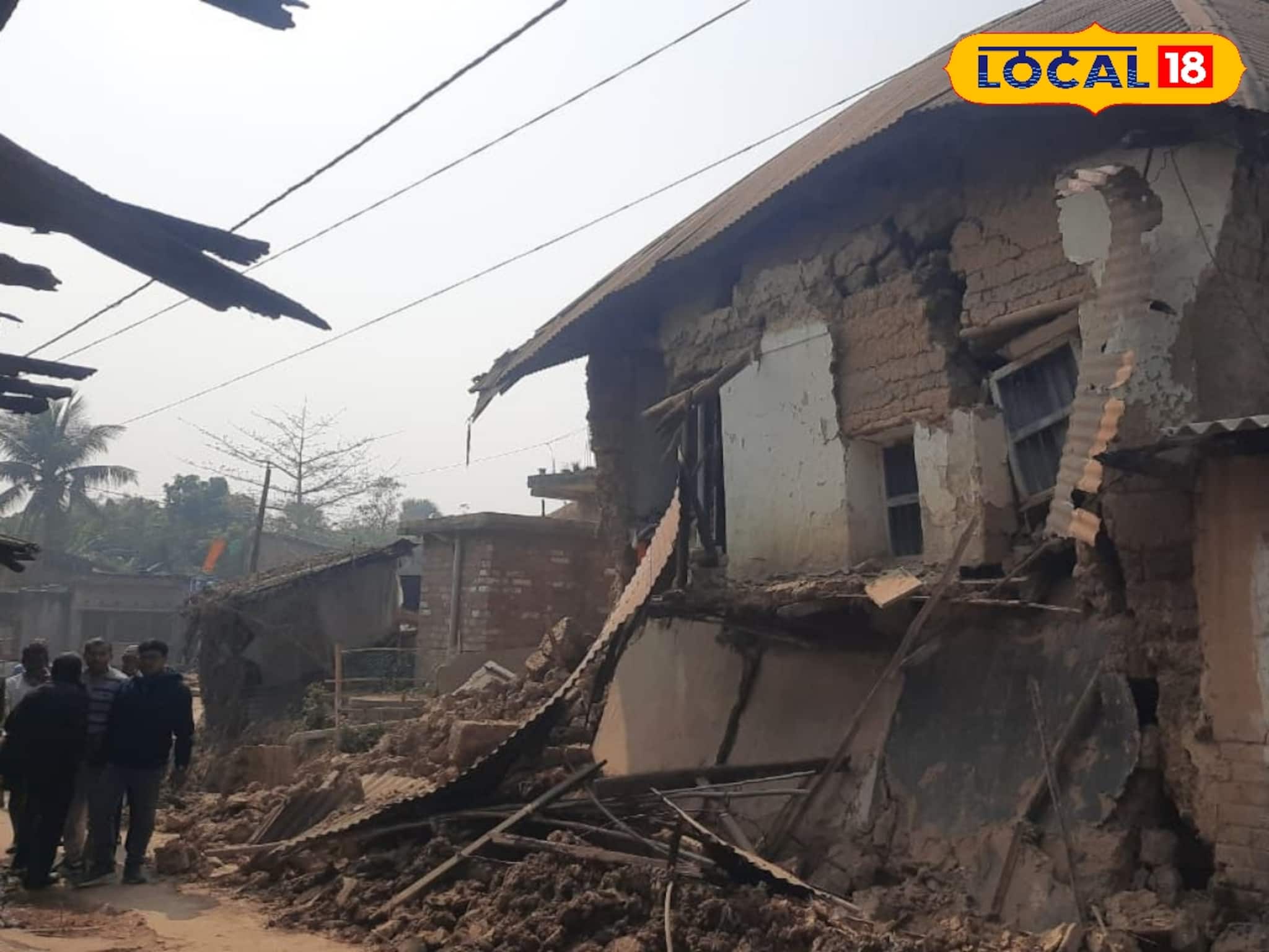 চোখের পলকে ধূলিসাৎ আস্ত বাড়ি, নর্দমা খুঁড়তে গিয়ে নবগ্রামে বড় বিপর্যয়! অল্পের জন্য রক্ষা