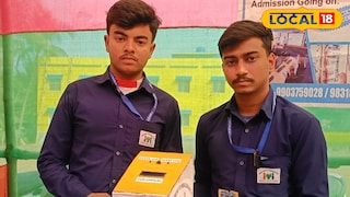 মডেল হাতে দুই পড়ুয়া