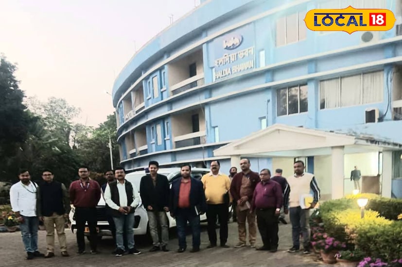 শিল্পাঞ্চল শহরে দূষণ নিয়ন্ত্রণ ব্যবস্থা খতিয়ে দেখতে হলদিয়ায় এলেন বিধানসভার স্ট্যান্ডিং কমিটির সদস্যরা। পরিবেশ দফতরের বিধানসভার স্ট্যাডিং কমিটি বৈঠক করেন জেলা পরিবেশ দফতর ও হলদিয়ার মহকুমা শাসকের সঙ্গে। মূলত শিল্পাঞ্চল এলাকার বর্জ্য ব্যবস্থাপনা কতটা উপযুক্ত তা খতিয়ে দেখা হয়। (ছবি ও তথ্য: সৈকত শী)