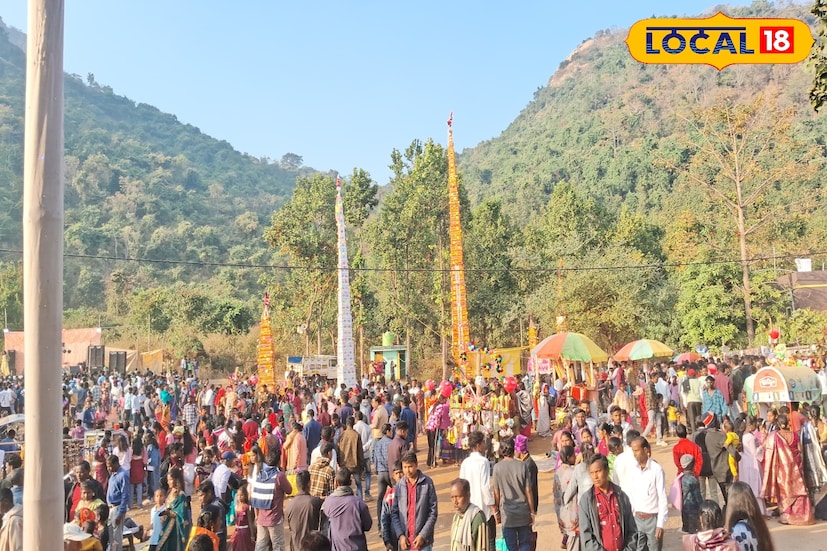 জঙ্গলমহলের ঐতিহ্যের সঙ্গে ওতপ্রোতভাবে জড়িয়ে রয়েছে টুসু। জেলার বিভিন্ন প্রান্তে এই সময় টুসু মেলার আয়োজন হয়ে থাকে, চলে চৌডল প্রতিযোগিতাও। সব মিলিয়ে, জেলার মানুষদের আবেগের সঙ্গে জড়িয়ে রয়েছে এই টুসু। (ছবি ও তথ্যঃ শর্মিষ্ঠা ব্যানার্জি)