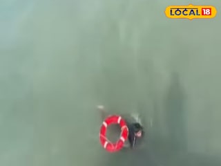 উদ্ধার করা হচ্ছে বাংলাদেশী মৎস্যজীবীকে 