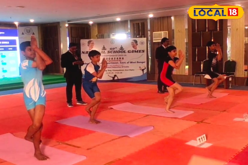 দিঘার সমুদ্র সৈকতে উৎসবের আবহ। ভারতের বিভিন্ন প্রান্ত থেকে ছুটে এসেছেন অসংখ্য ছেলেমেয়ে। জাতীয় স্কুল গেমস যোগাসনের আসর বসেছে সৈকতের বালুচরে। বুধবার দিঘায় শুরু হল ৬৯তম জাতীয় স্কুল যোগাসন প্রতিযোগিতা। দিঘায় এই প্রথমবার জাতীয় স্তরের যোগাসন প্রতিযোগিতা আয়োজন করা হল। (ছবি ও তথ্য: মদন মাইতি)