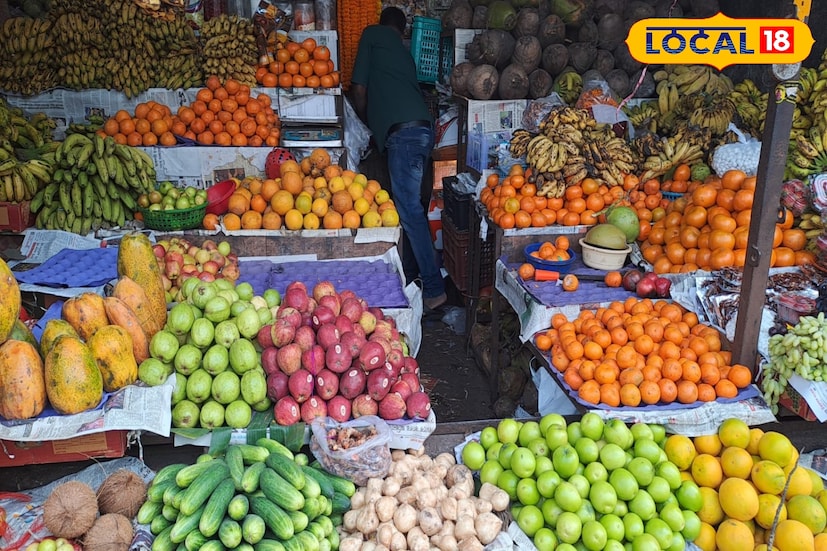 সরস্বতী পুজোকে সামনে রেখে সকাল থেকেই বাজারে উপচে পড়ছে ক্রেতাদের ভিড়। বড় বড় ব্যাগ হাতে বাঙালিরা ভিড় জমাচ্ছেন সবজি বাজার, ফলের দোকান থেকে শুরু করে ঠাকুরের সামগ্রীর দোকানগুলিতে। পুজোর আগে বাজার না করলে বিপাকে পড়তে হতে পারে, তাই আগেভাগেই বাজারের দরদাম জেনে নেওয়াই বুদ্ধিমানের।