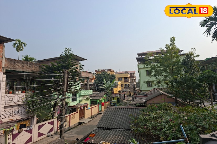 শিলিগুড়ি, ঋত্বিক ভট্টাচার্য : সরস্বতী পুজোর আগেই উত্তরবঙ্গ জুড়ে আবহাওয়ায় স্পষ্ট পরিবর্তনের ইঙ্গিত মিলছে। একদিকে ভোর ও সকালবেলায় ঘন কুয়াশায় ঢেকে যাচ্ছে বিস্তীর্ণ এলাকা, অন্যদিকে, বেলা বাড়ার সঙ্গে সঙ্গে দেখা মিলছে উজ্জ্বল রোদের। এই দ্বৈত চরিত্রের আবহাওয়া সাধারণ মানুষের দৈনন্দিন জীবনযাত্রায় প্রভাব ফেলছে।