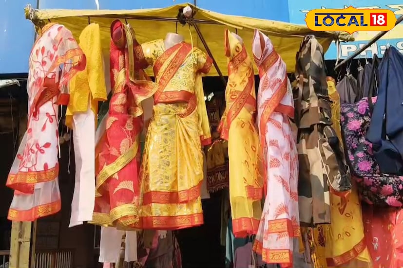 সরস্বতী পুজোর ঠিক আগমুহূর্তে শিলিগুড়ির বাজারে যেন একসঙ্গে তিন উৎসব হাজির। একদিকে বিদ্যার দেবীর আরাধনা, অন্যদিকে নেতাজি সুভাষচন্দ্র বসুর জন্মজয়ন্তী ও প্রজাতন্ত্র দিবস— এই তিন উপলক্ষ মিলিয়ে শহরের বাজারে তৈরি হয়েছে আলাদা এক উৎসবী চিত্র। দোকানজুড়ে ঝুলছে শিশুদের ছোট ছোট শাড়ি, আবার তার পাশেই সাজানো দেশাত্মবোধক পোশাক। (ছবি ও তথ্যঃ ঋত্বিক ভট্টাচার্য)