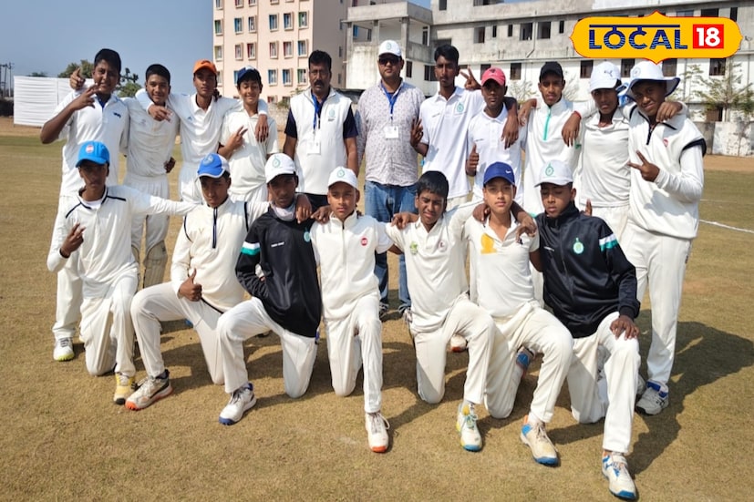 রাজস্থানের আয়োজিত অনূর্ধ্ব ১৪ জাতীয় স্কুল ক্রিকেট প্রতিযোগিতায় দুরন্ত শুরু করল বাংলা রাজ্য দল। টানা দু'টি ম্যাচে জয় ছিনিয়ে নিয়ে গ্রুপ সেরা হয়ে প্রি কোয়ার্টার ফাইনালে পৌঁছে গেল তারা। এই সাফল্যের অন্যতম কারিগর বীরভূমের দুবরাজপুর শ্রীশ্রী সারদা বিদ্যাপীঠের অষ্টম শ্রেণির ছাত্র সুবর্ণ দে। ছবি ও তথ্য: সুদীপ্ত গড়াই রাজস্থানের আয়োজিত অনূর্ধ্ব ১৪ জাতীয় স্কুল ক্রিকেট প্রতিযোগিতায় দুরন্ত শুরু করল বাংলা রাজ্য দল। টানা দু'টি ম্যাচে জয় ছিনিয়ে নিয়ে গ্রুপ সেরা হয়ে প্রি কোয়ার্টার ফাইনালে পৌঁছে গেল তারা। এই সাফল্যের অন্যতম কারিগর বীরভূমের দুবরাজপুর শ্রীশ্রী সারদা বিদ্যাপীঠের অষ্টম শ্রেণির ছাত্র সুবর্ণ দে। ছবি ও তথ্য: সুদীপ্ত গড়াই