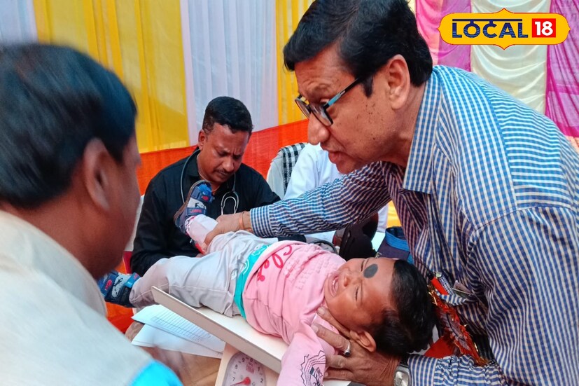 এবার দুধের শিশুরা প্রতিযোগিতায় অংশগ্রহণ করবে, জিতবে পুরস্কার! হাওড়ার গ্রামে জমজমাট 'বেবি শো'। গত কয়েক বছরে দারুণ জনপ্রিয়তা পেয়েছে এই উৎসব। (ছবি ও তথ্যঃ রাকেশ মাইতি) 