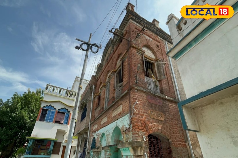 পূর্ব বর্ধমান জেলার কাটোয়া শহর। ব্যস্ত এই জনপদের মাঝেই বারোয়ারিতলা এলাকায় নীরবে দাঁড়িয়ে রয়েছে একটি পুরনো বাড়ি। চারপাশের কোলাহলের ভিড়ে আপাতদৃষ্টিতে সাধারণ মনে হলেও, এই বাড়িটির প্রতিটি ইটে মিশে আছে ভারতের স্বাধীনতা সংগ্রামের গৌরবোজ্জ্বল ইতিহাস। সময়ের সাক্ষী হয়ে আজও দাঁড়িয়ে থাকা এই বাড়ি যেন কাটোয়ার বুকে ইতিহাসের এক জীবন্ত দলিল।তথ্য ও ছবি: বনোয়ারীলাল চৌধুরী পূর্ব বর্ধমান জেলার কাটোয়া শহর। ব্যস্ত এই জনপদের মাঝেই বারোয়ারিতলা এলাকায় নীরবে দাঁড়িয়ে রয়েছে একটি পুরনো বাড়ি। চারপাশের কোলাহলের ভিড়ে আপাতদৃষ্টিতে সাধারণ মনে হলেও, এই বাড়িটির প্রতিটি ইটে মিশে আছে ভারতের স্বাধীনতা সংগ্রামের গৌরবোজ্জ্বল ইতিহাস। সময়ের সাক্ষী হয়ে আজও দাঁড়িয়ে থাকা এই বাড়ি যেন কাটোয়ার বুকে ইতিহাসের এক জীবন্ত দলিল।তথ্য ও ছবি: বনোয়ারীলাল চৌধুরী