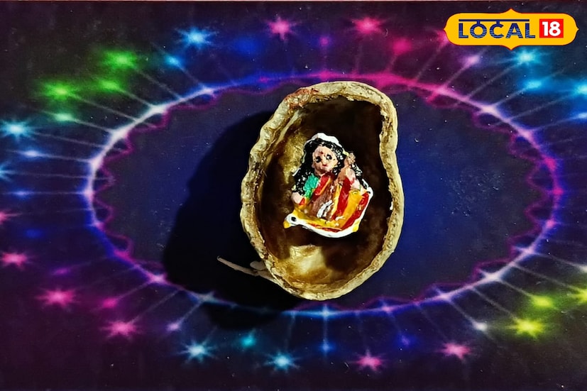 নবদ্বীপের শিল্পীর রেকর্ড। বাদামের খোলায় ১২ মিলিমিটারের দেবী সরস্বতী। সামান্য একটি বাদামের খোলার উপর মাত্র ১২ মিলিমিটারের দেবী সরস্বতীর মূর্তি তৈরি করে নজির গড়লেন নবদ্বীপের চিত্রশিল্পী ও অঙ্কন শিক্ষক গৌতম সাহা। (ছবি ও তথ্যঃ মৈনাক দেবনাথ)
