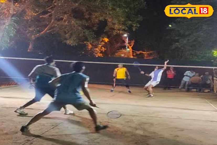 শীত এলেই পাড়ায় পাড়ায় বদলে যায় সন্ধ্যার চিত্র। ফাঁকা মাঠে টাঙানো হয় নেট, জ্বলে ওঠে আলো। ঠান্ডা হাওয়াকে উপেক্ষা করে কিশোর থেকে শুরু করে মধ্যবয়সী—সকলেই মেতে ওঠেন ব্যাডমিন্টন খেলায়। কোথাও বন্ধুত্বপূর্ণ খেলা, কোথাও আবার জমজমাট টুর্নামেন্ট। কিন্তু আনন্দের পাশাপাশি শীতের এই ব্যাডমিন্টন খেলা শরীরের উপর ফেলতে পারে একাধিক ইতিবাচক প্রভাব।