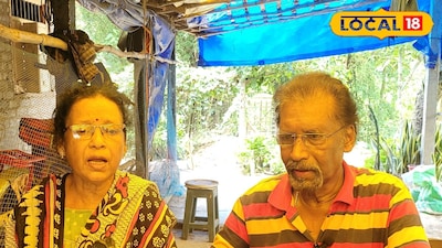 গান গাইছেন দম্পতি