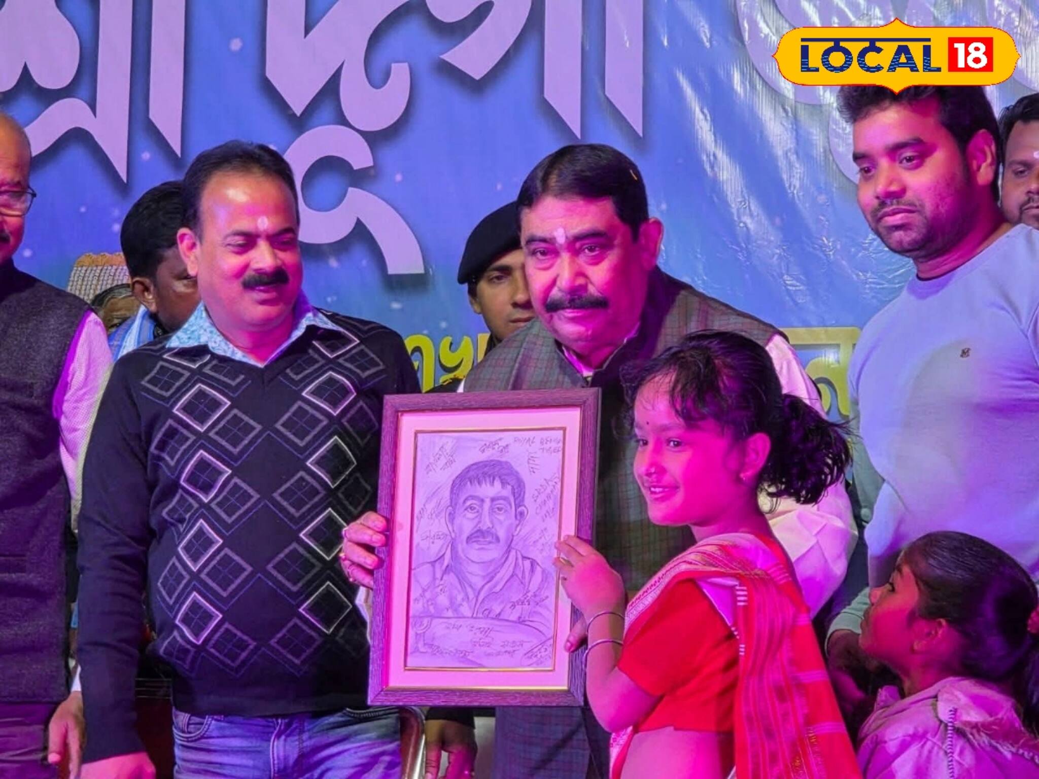 'খালি মোবাইল ঘাঁটা বন্ধ করুন', হঠাৎ কেন এমন কড়া বার্তা দিলেন অনুব্রত মণ্ডল? 'খালি মোবাইল ঘাঁটা বন্ধ করুন', হঠাৎ কেন এমন কড়া বার্তা দিলেন অনুব্রত মণ্ডল?