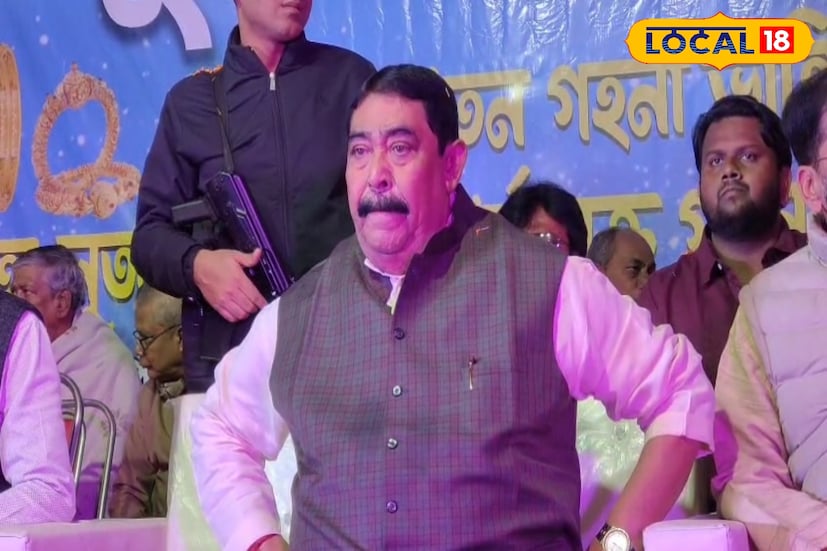 বর্তমান সময়ে স্মার্টফোন মানুষের নিত্যসঙ্গী হয়ে উঠেছে। ছোট বড় নির্বিশেষে চায়ের দোকান থেকে ক্লাব সর্বত্রই মানুষ মোবাইলে ব্যস্ত। এই প্রবণতা একেবারেই পছন্দ নয় বীরভূম জেলা তৃণমূলের কোর কমিটির আহ্বায়ক অনুব্রত মণ্ডলের। দুবরাজপুরে সরস্বতী পুজোর উদ্বোধনে এসে তিনি প্রকাশ্যে মোবাইল আসক্তির বিরুদ্ধে ক্ষোভ উগরে দেন। ছবি ও তথ্য: সুদীপ্ত গড়াই বর্তমান সময়ে স্মার্টফোন মানুষের নিত্যসঙ্গী হয়ে উঠেছে। ছোট বড় নির্বিশেষে চায়ের দোকান থেকে ক্লাব সর্বত্রই মানুষ মোবাইলে ব্যস্ত। এই প্রবণতা একেবারেই পছন্দ নয় বীরভূম জেলা তৃণমূলের কোর কমিটির আহ্বায়ক অনুব্রত মণ্ডলের। দুবরাজপুরে সরস্বতী পুজোর উদ্বোধনে এসে তিনি প্রকাশ্যে মোবাইল আসক্তির বিরুদ্ধে ক্ষোভ উগরে দেন। ছবি ও তথ্য: সুদীপ্ত গড়াই