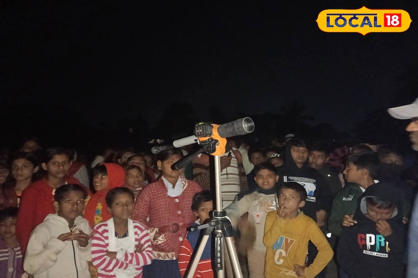 সুন্দরবনের বিভিন্ন এলাকা থেকে আগত ছাত্র-ছাত্রী, শিক্ষক-শিক্ষিকা ও অভিভাবকদের স্বতঃস্ফূর্ত অংশগ্রহণে এক ব্যতিক্রমী আকাশ পর্যবেক্ষণ কর্মসূচি অনুষ্ঠিত হয়। বিজ্ঞানমনস্ক চিন্তাভাবনা গড়ে তোলার লক্ষ্যে এই উদ্যোগ নেওয়া হয়, যা এলাকাবাসীর মধ্যে ব্যাপক সাড়া ফেলে। (ছবি ও তথ্য - জুলফিকার মোল্যা)