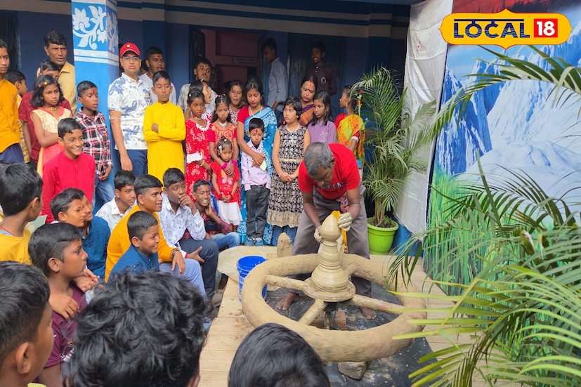 বিদ্যার দেবীর সরস্বতী। গোটা রাজ্যজুড়ে বিভিন্ন শিক্ষা প্রতিষ্ঠান ও ক্লাব প্রতিষ্ঠানের তরফে আয়োজন করা হচ্ছে সরস্বতী পুজো। তবে শুধু পুজো নয়, জঙ্গলমহলের এক বিদ্যালয়ে অভিনব আয়োজন। বিদ্যালয়ের পুজোতে এসে পড়ুয়ারা শিখল এক অভিনব জিনিস। (তথ্য ও ছবি: রঞ্জন চন্দ)