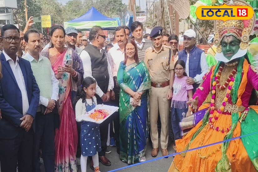 সকাল থেকেই উৎসবের রঙে রাঙা জলপাইগুড়ি। শহরবাসীকে খুশি করতে দ্বিতীয় বর্ষের জমজমাট হ্যাপি স্ট্রিটের আয়োজন। সংস্কৃতি-স্বাদের মেলবন্ধনে সকাল থেকেই উৎসবের আবহে ভরে উঠেছে জলপাইগুড়ি শহর। জুবিলি পার্ক এলাকা থেকে শুরু করে জেলাশাসকের দফতর চত্বর পর্যন্ত সুসজ্জিত আলো, রঙিন ব্যানার ও সাজসজ্জায় যেন নতুন রূপ নিয়েছে গোটা শহর। (ছবি ও তথ্যঃ সুরজিৎ দে)