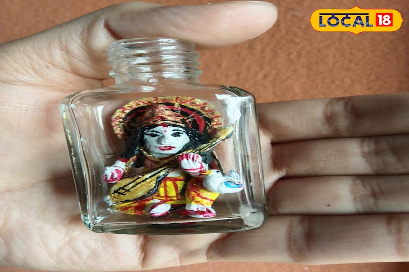 পান্তা ভাতের দিনেই অভিনব শিল্পকর্মে নজর কাড়লেন বাঁকুড়ার শিল্পী। জেলার জুনবেদিয়ার বাসিন্দা শিল্পী ইন্দ্রনীল চট্টোপাধ্যায় একেবারে ব্যতিক্রমী ভাবনায় ছোট্ট একটি বোতলের ভিতরে স্থান দিয়েছেন বিদ্যা ও শিল্পের দেবী মা সরস্বতীকে। মাত্র ২ ইঞ্চির এই প্রতিকৃতি কীভাবে বোতলের ভিতরে স্থাপন করা হয়েছে, তা দেখে বিস্মিত হচ্ছেন শিল্পপ্রেমীরা। (ছবি ও তথ্য - নীলাঞ্জন বন্দ্যোোপাধ্যায়) পান্তা ভাতের দিনেই অভিনব শিল্পকর্মে নজর কাড়লেন বাঁকুড়ার শিল্পী। জেলার জুনবেদিয়ার বাসিন্দা শিল্পী ইন্দ্রনীল চট্টোপাধ্যায় একেবারে ব্যতিক্রমী ভাবনায় ছোট্ট একটি বোতলের ভিতরে স্থান দিয়েছেন বিদ্যা ও শিল্পের দেবী মা সরস্বতীকে। মাত্র ২ ইঞ্চির এই প্রতিকৃতি কীভাবে বোতলের ভিতরে স্থাপন করা হয়েছে, তা দেখে বিস্মিত হচ্ছেন শিল্পপ্রেমীরা। (ছবি ও তথ্য - নীলাঞ্জন বন্দ্যোোপাধ্যায়)