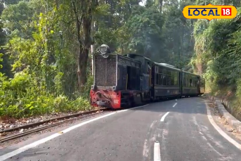 দার্জিলিংয়ের পাহাড়ি পথে আবারও ইতিহাসের হুইসেল শোনাতে প্রস্তুতি নিচ্ছে দার্জিলিং হিমালয়ান রেলওয়ে (ডিএইচআর)। পর্যটকদের কাছে টয়ট্রেন ভ্রমণকে আরও আকর্ষণীয় করে তুলতে ব্রিটিশ আমলের ঐতিহ্যবাহী কামরাগুলিকে নতুন রূপে ফিরিয়ে আনার উদ্যোগ নেওয়া হয়েছে। ইতিমধ্যেই বাষ্পচালিত হেরিটেজ ইঞ্জিন ট্র্যাকে নামানো হয়েছে, এবার সেই ইতিহাসের সঙ্গে জুড়তে চলেছে পুরনো দিনের কামরাও। (ছবি ও তথ্য: ঋত্বিক ভট্টাচার্য) দার্জিলিংয়ের পাহাড়ি পথে আবারও ইতিহাসের হুইসেল শোনাতে প্রস্তুতি নিচ্ছে দার্জিলিং হিমালয়ান রেলওয়ে (ডিএইচআর)। পর্যটকদের কাছে টয়ট্রেন ভ্রমণকে আরও আকর্ষণীয় করে তুলতে ব্রিটিশ আমলের ঐতিহ্যবাহী কামরাগুলিকে নতুন রূপে ফিরিয়ে আনার উদ্যোগ নেওয়া হয়েছে। ইতিমধ্যেই বাষ্পচালিত হেরিটেজ ইঞ্জিন ট্র্যাকে নামানো হয়েছে, এবার সেই ইতিহাসের সঙ্গে জুড়তে চলেছে পুরনো দিনের কামরাও। (ছবি ও তথ্য: ঋত্বিক ভট্টাচার্য)