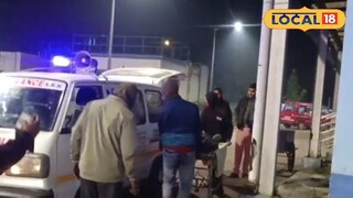 অহত ব্যক্তিকে নিয়ে হাসপাতালে অহত ব্যক্তিকে নিয়ে হাসপাতালে