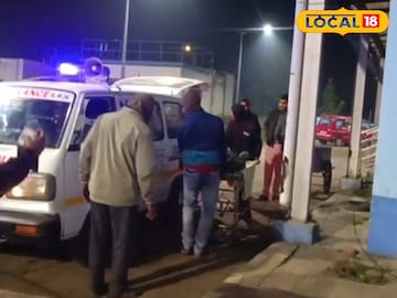 অহত ব্যক্তিকে নিয়ে হাসপাতালে 