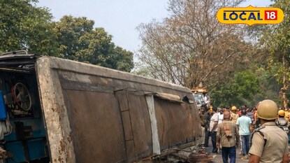 উল্টে পড়ে রয়েছে বাস উল্টে পড়ে রয়েছে বাস