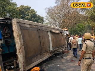 উল্টে পড়ে রয়েছে বাস