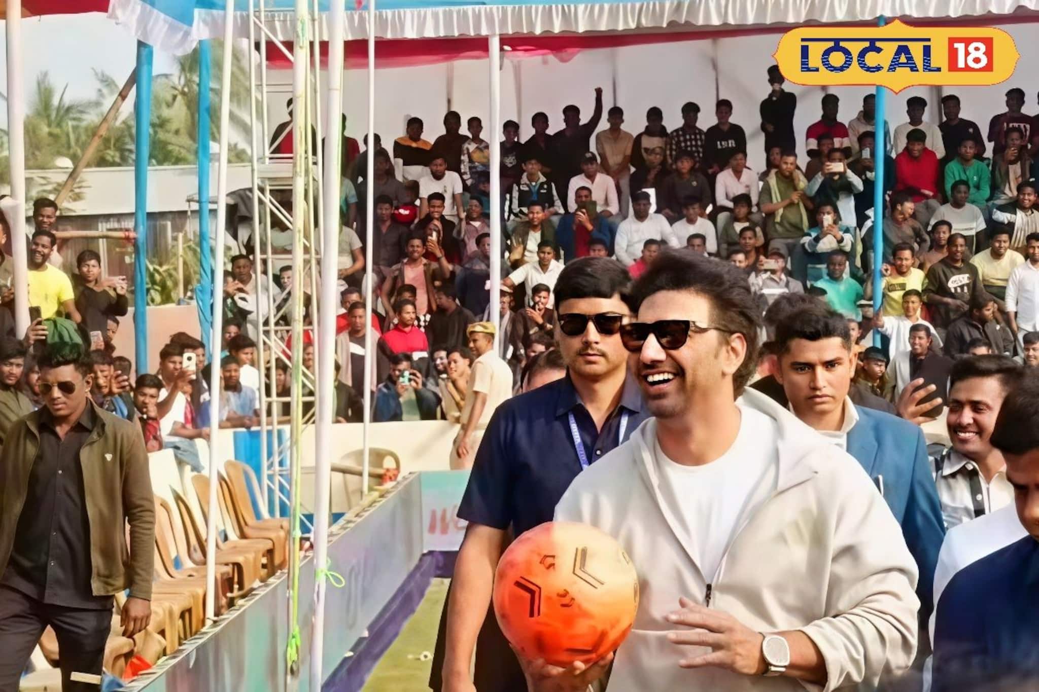 রাজারহাটে ফুটবল উৎসবে দেব-ম্যাজিক, ফ্যানেদের দিকে বল ছুঁড়লেন হিরো,আনন্দ-উচ্ছ্বাসে ফ্যানেরা