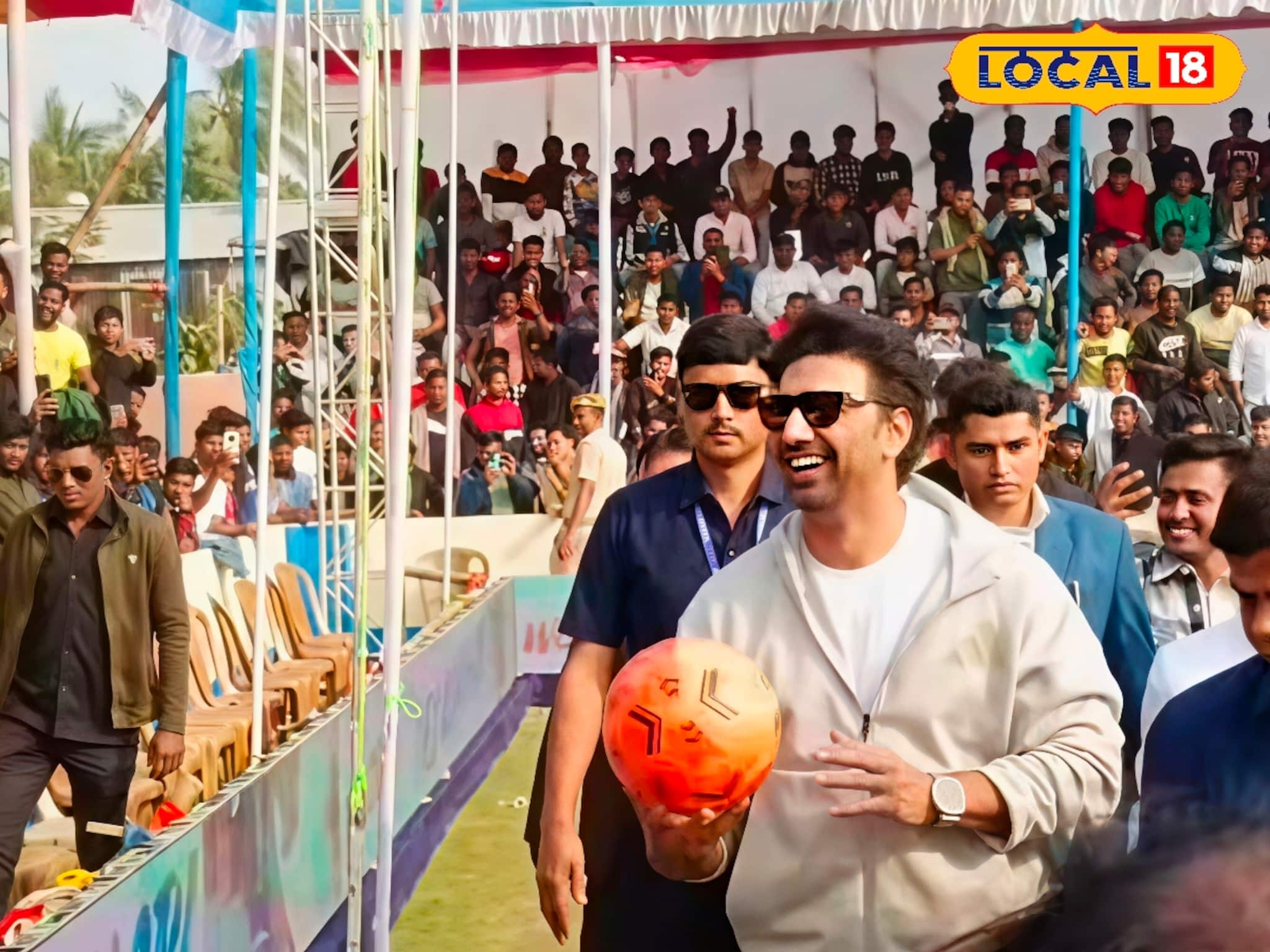 রাজারহাটে ফুটবল উৎসবে দেব-ম্যাজিক, ফ্যানেদের দিকে বল ছুঁড়লেন হিরো,আনন্দ-উচ্ছ্বাসে ফ্যানেরা