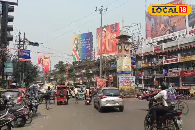 সপ্তাহের প্রথম দিন সোমবার, ২৬ জানুয়ারি—প্রজাতন্ত্র দিবস উপলক্ষে শিলিগুড়ি শহরে সকাল থেকেই যানবাহনের ওপর চাপ বাড়ার আশঙ্কা। একদিকে উন্নয়নমূলক রাস্তার কাজ, অন্যদিকে একাধিক র‍্যালি ও অনুষ্ঠান—সব মিলিয়ে শহরের প্রধান সড়কগুলিতে ধীরগতির যান চলাচল হতে পারে বলে জানাল শিলিগুড়ি ট্রাফিক পুলিশ। (ছবি ও তথ্য : ঋত্বিক ভট্টাচার্য)