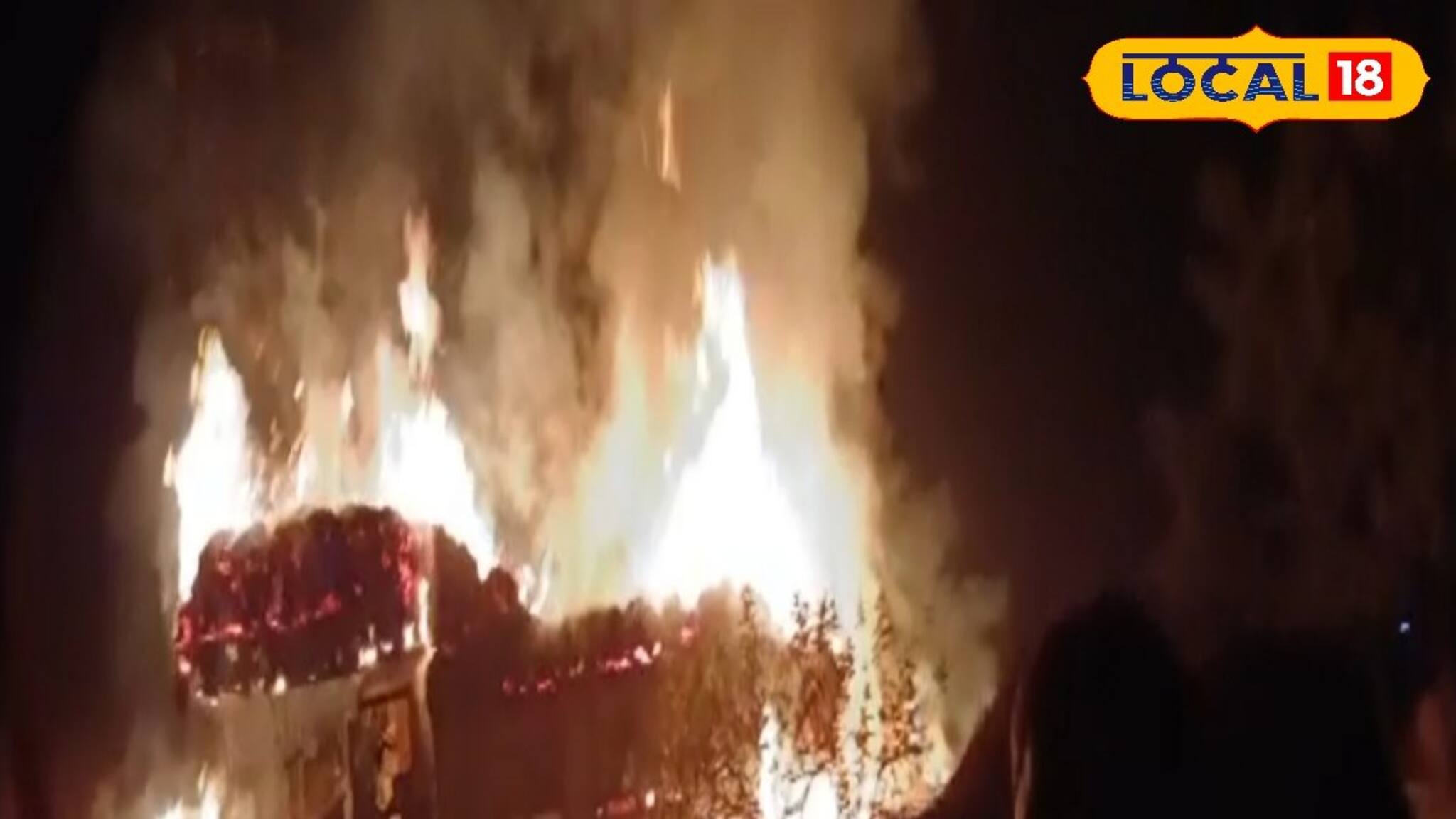 ঢোলাহাট থানা এলাকায় খড়ের গাড়িতে ভয়াবহ আগুন, কারণ খতিয়ে দেখছে পুলিশ