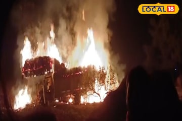 ঢোলাহাট থানা এলাকায় খড়ের গাড়িতে ভয়াবহ আগুন, কারণ খতিয়ে দেখছে পুলিশ ঢোলাহাট থানা এলাকায় খড়ের গাড়িতে ভয়াবহ আগুন, কারণ খতিয়ে দেখছে পুলিশ