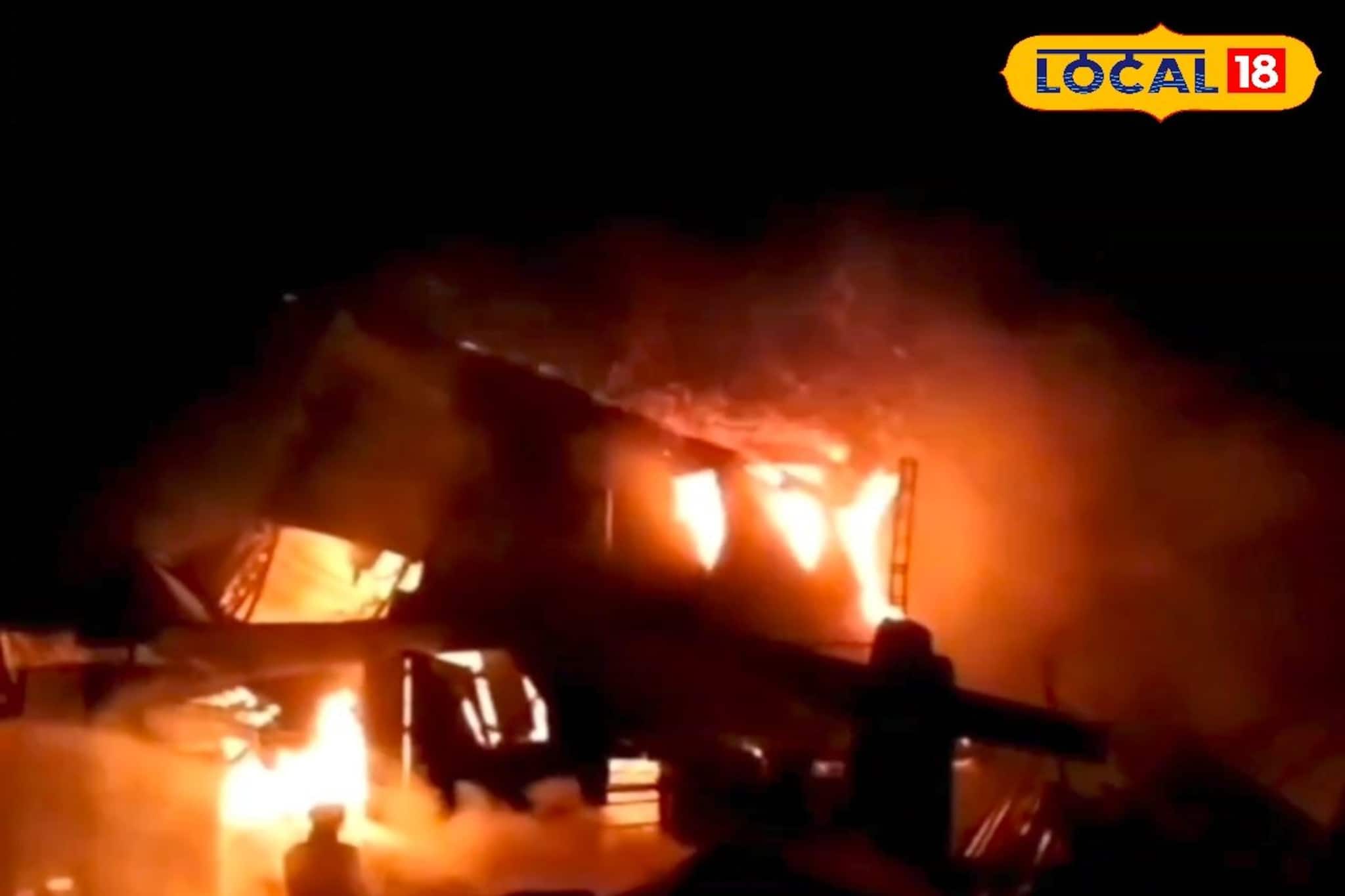 রাত আড়াইটে থেকে বের হতে থাকে লেলিহান শিখা! নাজিরাবাদে থার্মোকলের গোডাউনে ভয়াবহ আগুন