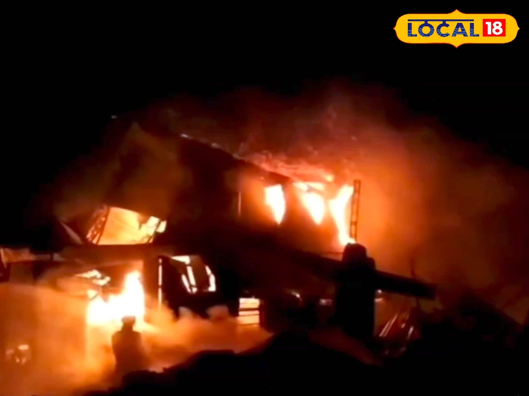 রাত আড়াইটে থেকে বের হতে থাকে লেলিহান শিখা! নাজিরাবাদে থার্মোকলের গোডাউনে ভয়াবহ আগুন