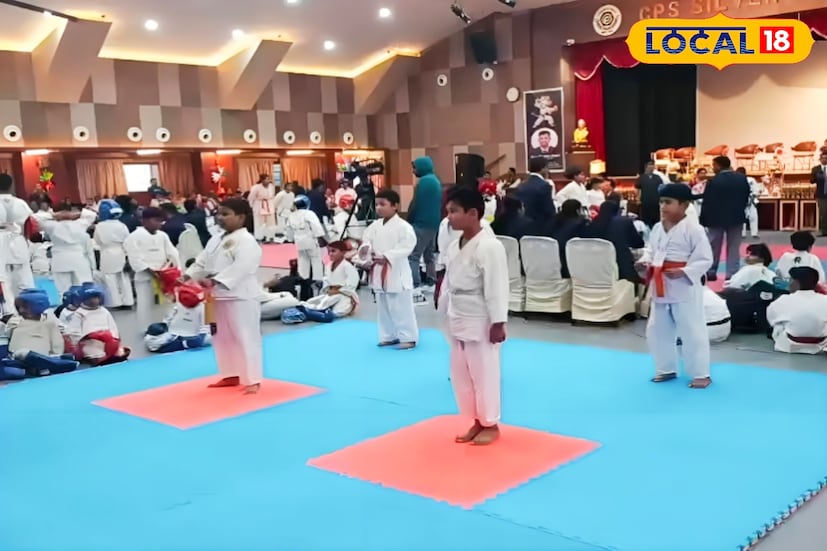 নেপাল, ওড়িশা, দার্জিলিং, জলপাইগুড়ি, হাওড়া ও হুগলি-সহ বিভিন্ন জায়গা থেকে প্রতিযোগীরা ছুটে এসেছে কাঁথিতে। কাঁথিতে শুরু হয়েছে ক্যারাটে চ্যাম্পিয়নশিপ। এই প্রতিযোগিতাকে ঘিরে ব্যাপক উৎসাহ লক্ষ্য করা গেছে। দূর-দূরান্ত থেকে আগত প্রতিযোগীদের উপস্থিতিতে কাঁথি শহর হয়ে উঠেছে ক্রীড়ামুখর। খেলাধুলার মাধ্যমে শারীরিক ও মানসিক বিকাশের পাশাপাশি আত্মবিশ্বাসের বার্তা ছড়িয়ে দিচ্ছে এই চ্যাম্পিয়নশিপ। নেপাল, ওড়িশা, দার্জিলিং, জলপাইগুড়ি, হাওড়া ও হুগলি-সহ বিভিন্ন জায়গা থেকে প্রতিযোগীরা ছুটে এসেছে কাঁথিতে। কাঁথিতে শুরু হয়েছে ক্যারাটে চ্যাম্পিয়নশিপ। এই প্রতিযোগিতাকে ঘিরে ব্যাপক উৎসাহ লক্ষ্য করা গেছে। দূর-দূরান্ত থেকে আগত প্রতিযোগীদের উপস্থিতিতে কাঁথি শহর হয়ে উঠেছে ক্রীড়ামুখর। খেলাধুলার মাধ্যমে শারীরিক ও মানসিক বিকাশের পাশাপাশি আত্মবিশ্বাসের বার্তা ছড়িয়ে দিচ্ছে এই চ্যাম্পিয়নশিপ।