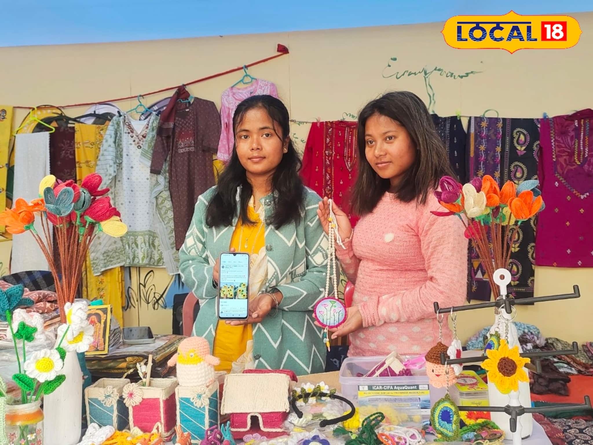 পড়াশুনো করে কবে চাকরি পাব সেই হাপিত্যেশ করে বসে না থেকে ‘করে’ দেখাল দুই বোন