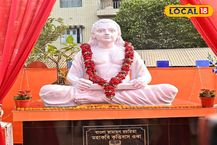 নদিয়া জেলার পর্যটন মানচিত্রে যুক্ত হল আরও একটি নতুন পালক। রামায়ণের বঙ্গানুবাদের রচয়িতা কবি কৃত্তিবাস ওঝার জন্মভিটেতে এই প্রথমবার তাঁর পূর্ণাবয়ব মূর্তি স্থাপন করা হল। (ছবি ও তথ্য: মৈনাক দেবনাথ)