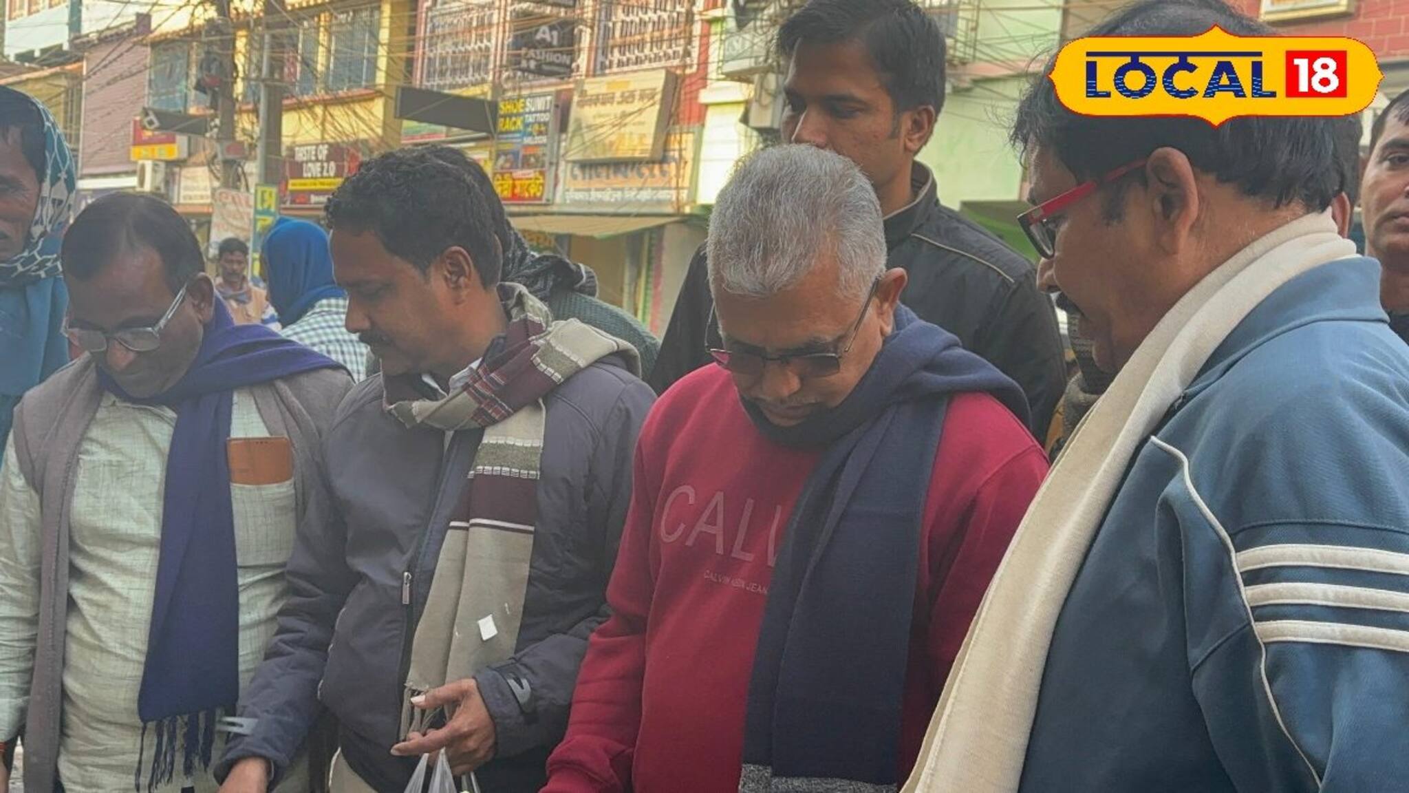 Dilip Ghosh: চায়ে পে চর্চার পর কাটোয়ায় ফুলকপি হাতে! খোশ মেজাজে ধরা দিলেন দিলীপ ঘোষ 