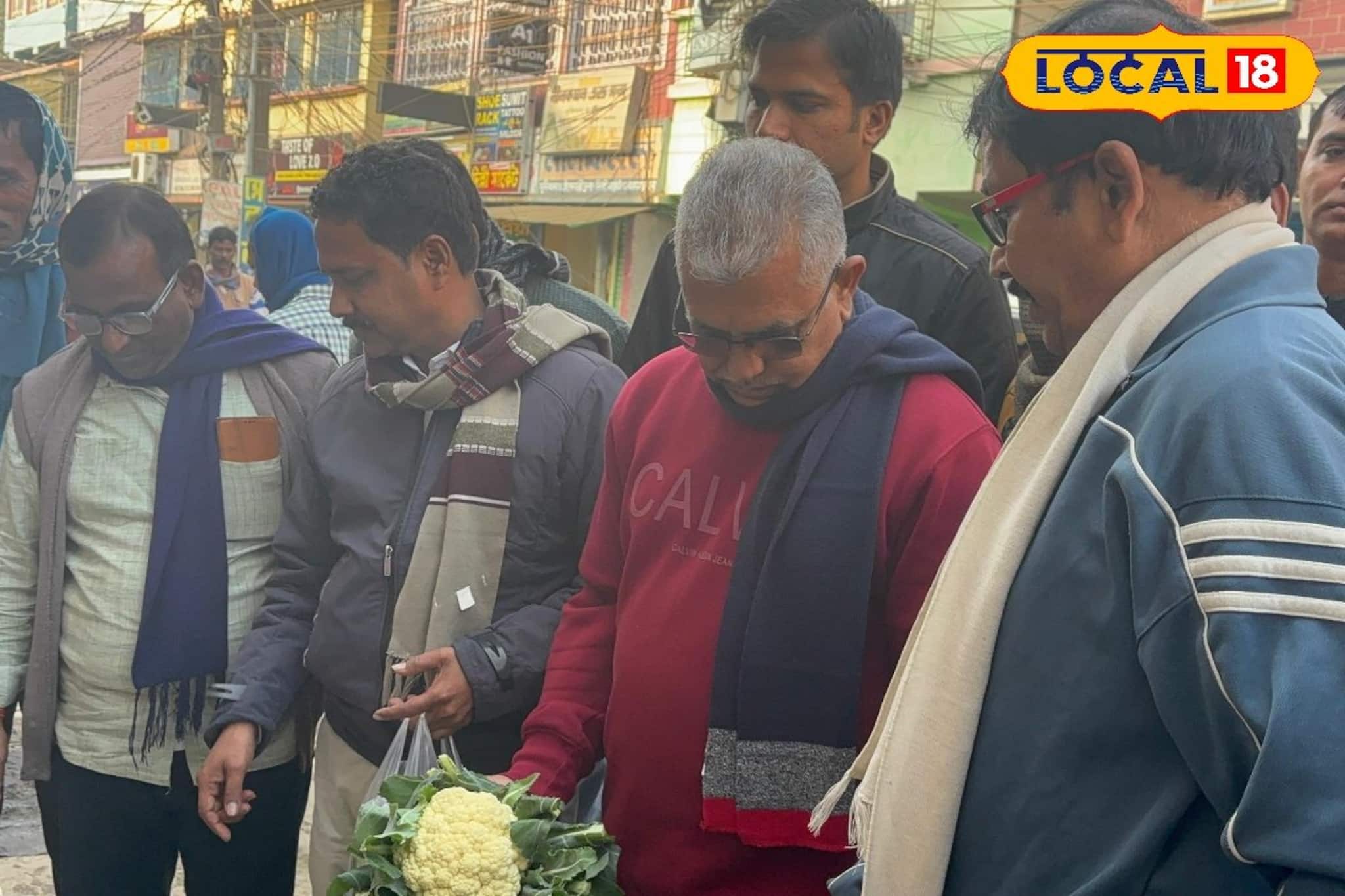 চায়ে পে চর্চার পর কাটোয়ায় ফুলকপি হাতে! খোশ মেজাজে ধরা দিলেন দিলীপ ঘোষ 