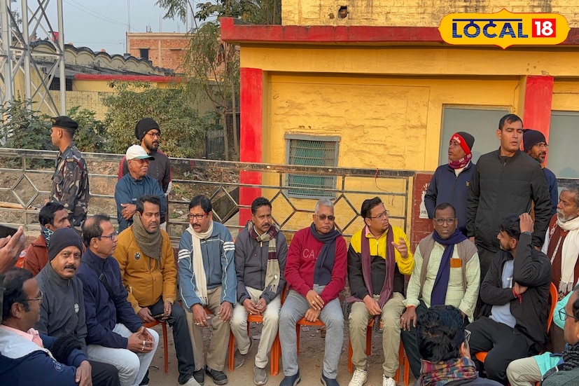 সাত সকালেই কাটোয়া শহরের রাস্তায় মর্নিং ওয়াক করতে দেখা গেল বিজেপি নেতা দিলীপ ঘোষকে। সঙ্গে ছিলেন দলের বেশ কয়েকজন কর্মী-সমর্থক। হেঁটে হেঁটে শহর পরিদর্শনের ফাঁকে সাধারণ মানুষের সঙ্গেও কথা বলতে দেখা যায় তাঁকে। তথ্য ও ছবি: বনোয়ারীলাল চৌধুরী