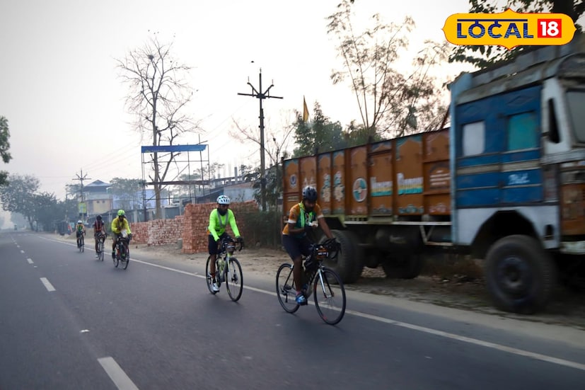 গাড়ি চালক, বাইক আরোহী ও পথচারীদের মধ্যে পথ সচেতন ও তার বার্তা তুলে ধরা উদ্দেশ্য। 'সেফ ড্রাইভ সেভ লাইফ'এর বার্তা তুলে ধরতে এবার সাইকেলে প্রায় ২৩ ঘণ্টায় ৫৫০ কিলোমিটার পথ অতিক্রম করলেন তমলুকের অভিষেক তুঙ্গ। কোনওরকম সহায়তা ছাড়াই এই পথ অতিক্রম করে দৃষ্টান্ত স্থাপন করলেন ওই যুবক। সঙ্গে ছিল পশ্চিমবঙ্গের অন্যান্য জেলার আরও চারজন। (ছবি ও তথ্যঃ সৈকত শী)