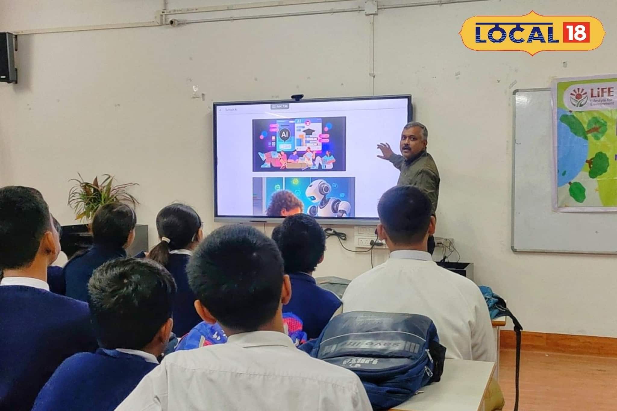 ভবিষ্যৎ গড়তে মালদহ কলেজের মাস্টারস্ট্রোক! স্মার্ট ক্লাসরুমে AI প্রযুক্তির পাঠ