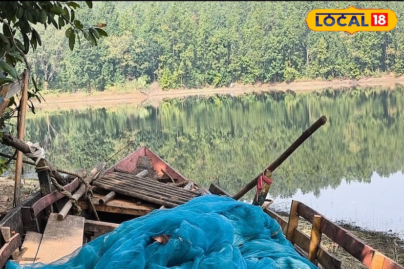 বাঁকুড়া জেলার পর্যটন মানচিত্রে এমন অনেক জায়গা রয়েছে, যেগুলি এখনও লোকচক্ষুর আড়ালেই রয়ে গেছে। তেমনই এক লুকোনো সৌন্দর্যের নাম তালবেড়িয়া ড্যাম। বাঁকুড়া শহর থেকে প্রায় ৮০ কিলোমিটার দূরে অবস্থিত এই জলাধার প্রকৃতি ও নির্জনতাকে ভালোবাসা পর্যটকদের কাছে ধীরে ধীরে আকর্ষণের কেন্দ্র হয়ে উঠছে। শহরের কোলাহল থেকে অনেক দূরে পাহাড়-জঙ্গল ঘেরা এই ড্যাম এক আলাদা প্রশান্তির ঠিকানা। (ছবি ও তথ্য নীলাঞ্জন বন্দ্যোপাধ্যায়) বাঁকুড়া জেলার পর্যটন মানচিত্রে এমন অনেক জায়গা রয়েছে, যেগুলি এখনও লোকচক্ষুর আড়ালেই রয়ে গেছে। তেমনই এক লুকোনো সৌন্দর্যের নাম তালবেড়িয়া ড্যাম। বাঁকুড়া শহর থেকে প্রায় ৮০ কিলোমিটার দূরে অবস্থিত এই জলাধার প্রকৃতি ও নির্জনতাকে ভালোবাসা পর্যটকদের কাছে ধীরে ধীরে আকর্ষণের কেন্দ্র হয়ে উঠছে। শহরের কোলাহল থেকে অনেক দূরে পাহাড়-জঙ্গল ঘেরা এই ড্যাম এক আলাদা প্রশান্তির ঠিকানা। (ছবি ও তথ্য নীলাঞ্জন বন্দ্যোপাধ্যায়)