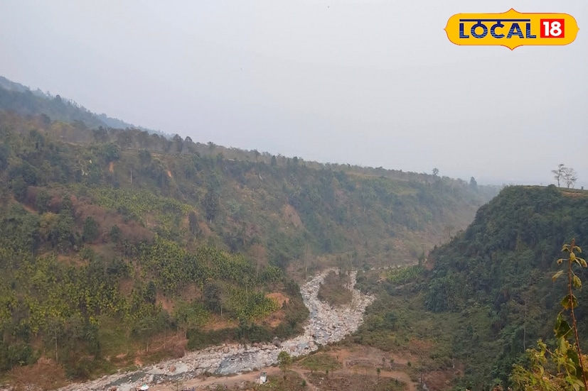 শীতের শেষবেলায় ডুয়ার্সে বনভোজন! নতুন বছরের প্রথম মাস শেষের পথে। জানুয়ারির হালকা শীত, নীল আকাশ আর রোদ–ছায়ার খেলায় অনেকেই খুঁজছেন শান্ত কোনও পিকনিক স্পট। ভিড় ঠাসা পর্যটনকেন্দ্র নয়, বরং প্রকৃতির কোলে একটু নিরিবিলি সময় কাটাতে চাইলে ডুয়ার্সের এই ৫টি অফবিট পিকনিক স্পট হতে পারে আদর্শ ঠিকানা। চেল নদীর তীর: (পাপড়খেতি সংলগ্ন)ডুয়ার্সের পাপড়খেতির নীচে বয়ে চলা চেল নদীর তীর এখন ট্রেন্ডিং হলেও এখনও ভিড়মুক্ত। স্বচ্ছ নদীর জল, পাথরের ওপর বসে গল্প আর দূরে পাহাড়ের নীল ছায়া—পরিবার বা বন্ধুদের সঙ্গে একদিন কাটানোর জন্য একেবারে পারফেক্ট।