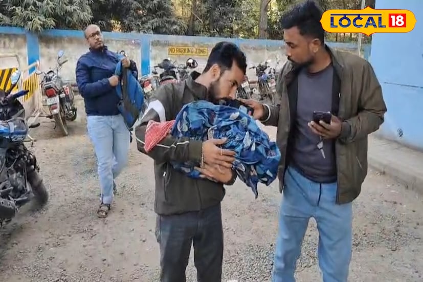 চলতি মাসের ১৭ তারিখ সিউড়ির তসরকাঁটা জঙ্গল থেকে জীবিত অবস্থায় উদ্ধার হয় এক সদ্যোজাত শিশুকন্যা। ঘটনাকে কেন্দ্র করে এলাকায় ব্যাপক চাঞ্চল্য ছড়ায়। স্থানীয় গ্রামবাসীরা রান্নার জন্য কাঠ কুড়োতে গিয়ে জঙ্গলের মধ্যে চাদরে মোড়া একটি সদ্যোজাত শিশুকন্যাকে পড়ে থাকতে দেখেন। ছবি ও তথ্য: সুদীপ্ত গড়াই 