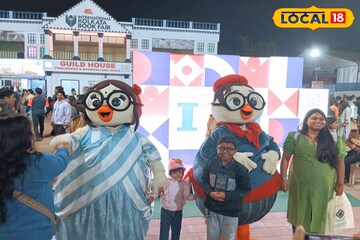 রাতারাতি সেলিব্রেটি! কলকাতার বইমেলায় 'বডিগার্ড' নিয়ে ঘুরছে ম্যাসকট জুটি, সেলফির হুড়োহুড়ি