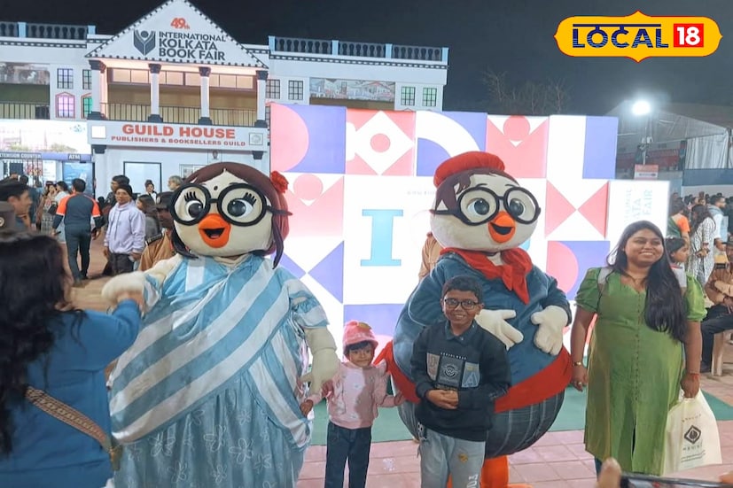 বইমেলার নানা প্রান্তে ঘুরে বেড়াচ্ছেন দু'জন, সকলের সঙ্গেই তুলছেন সেলফি। ৪৯ তম আন্তর্জাতিক কলকাতা বইমেলাতেও যেন ভিভিআইপি সেলিব্রেটি হয়ে উঠেছে এরাই। প্রতিদিন এই সেলেব্রেটি জুটিকে দেখতেই ব্যাপক ভিড় লক্ষ্য করা যাচ্ছে বই মেলায়। (ছবি ও তথ্য: রুদ্র নারায়ন রায়)