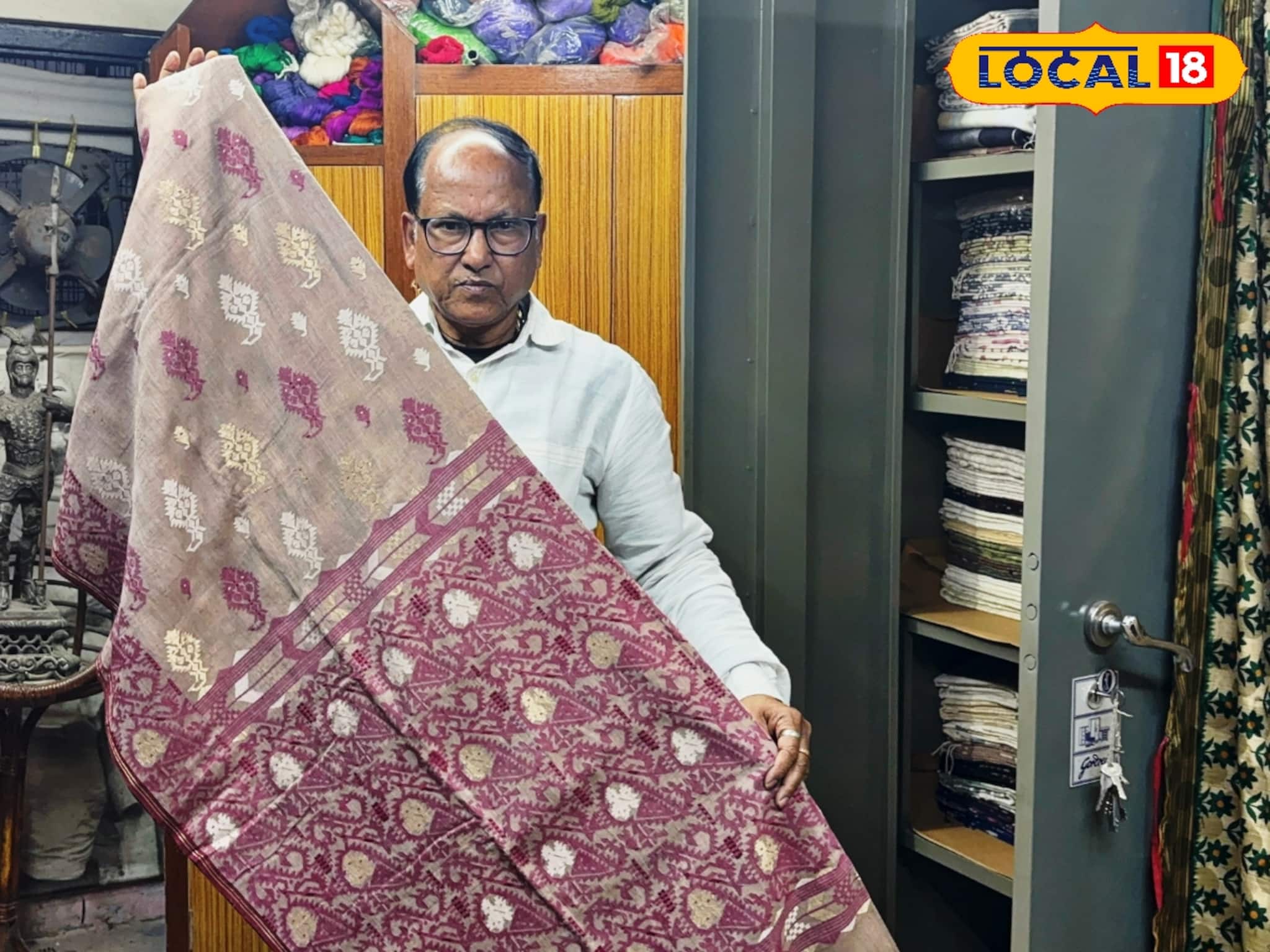 দারিদ্রে দিন কাটত, কালনার সেই তাঁতিই আজ বিশ্ববিখ্যাত, তৈরি করছেন লাখ-লাখ টাকার শাড়ি দারিদ্রে দিন কাটত, কালনার সেই তাঁতিই আজ বিশ্ববিখ্যাত, তৈরি করছেন লাখ-লাখ টাকার শাড়ি