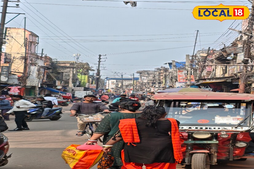 জেলায় ধীরে ধীরে শীতের আমেজ কমে উষ্ণতার দিকেই এগোচ্ছে আবহাওয়া। আবহাওয়া দফতরের তথ্য অনুযায়ী, বাঁকুড়ায় সর্বোচ্চ তাপমাত্রা প্রায় ২৭.৫ ডিগ্রি সেলসিয়াস এবং সর্বনিম্ন তাপমাত্রা নেমেছে প্রায় ১৩.১ ডিগ্রিতে। সকালে হালকা শীতের অনুভূতি থাকলেও বেলা বাড়তেই রোদ ঝলমলে আবহাওয়ায় গরমের আভাস মিলছে। আর্দ্রতার পরিমাণ প্রায় ৭৯ শতাংশ থাকায় সকালের দিকে হালকা স্যাঁতসেঁতে ভাব লক্ষ্য করা যাচ্ছে। তবে জেলায় কোথাও বৃষ্টির কোনও রেকর্ড নেই।