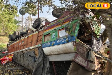 ভয়ঙ্কর দৃশ্য! নিয়ন্ত্রণ হারিয়ে নয়ানজুলিতে উলটে পড়ল চাল বোঝাই ট্রাক, দেখুন কী অবস্থা