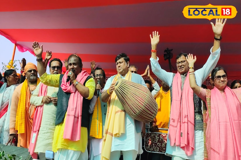 নবদ্বীপে বাউল ও ভক্তিগীতির সাধনাকে কেন্দ্র করে এক ঐতিহাসিক শিল্পী ও ভক্ত সমাবেশ অনুষ্ঠিত হল। যেখানে প্রধান অতিথি হিসেবে উপস্থিত ছিলেন কেন্দ্রীয় মন্ত্রী সুকান্ত মজুমদার। নিজের হাতে বাজালেন খোল এবং করতাল। ছবি ও তথ্য: মৈনাক দেবনাথ